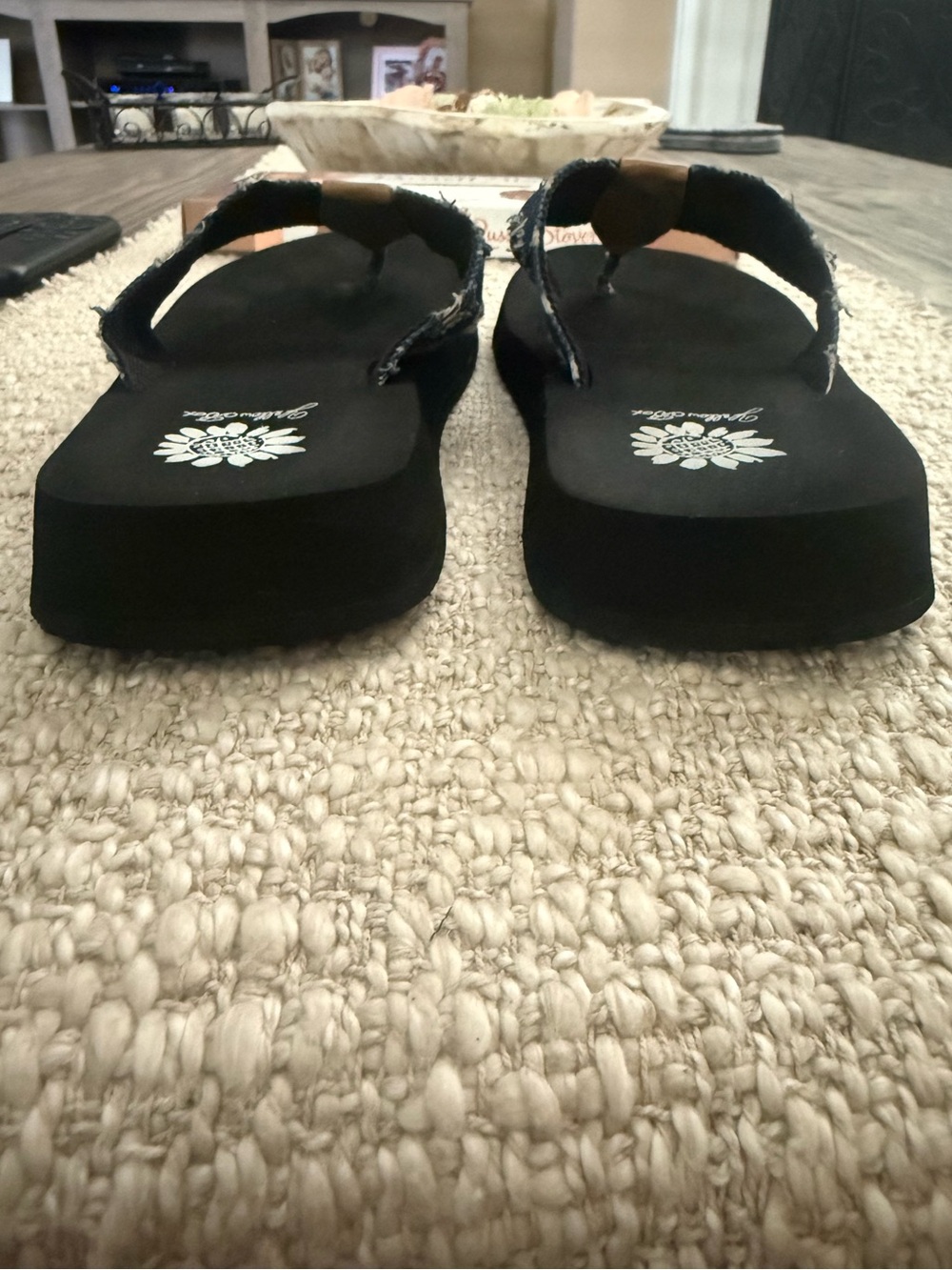 Yellow Box Navy Star & Flag Print Flip Flops with Tan Trim. Size 8. - Picture 5 of 9